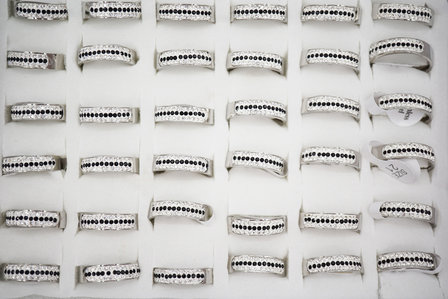 36 RVS Ringen - Zwart met Witte Zirkonia