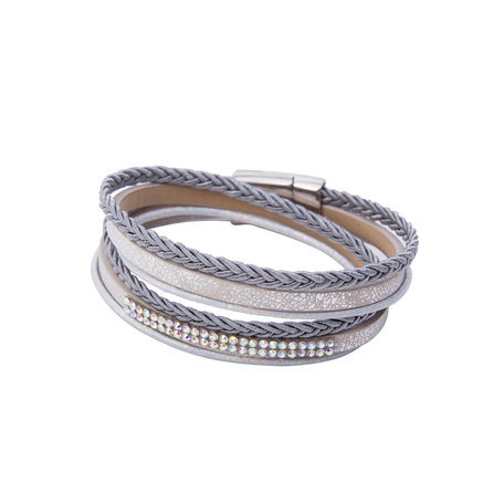 Bracelet with magnetic closure